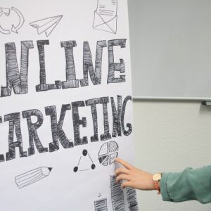 Frau steht vor einer Flipchart mit der Aufschrift "Online Marketing"