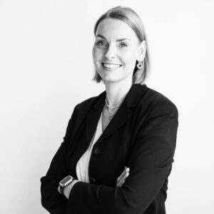Schwarz Weiß Portrait von Mitarbeiterin Stephanie Letkemann
